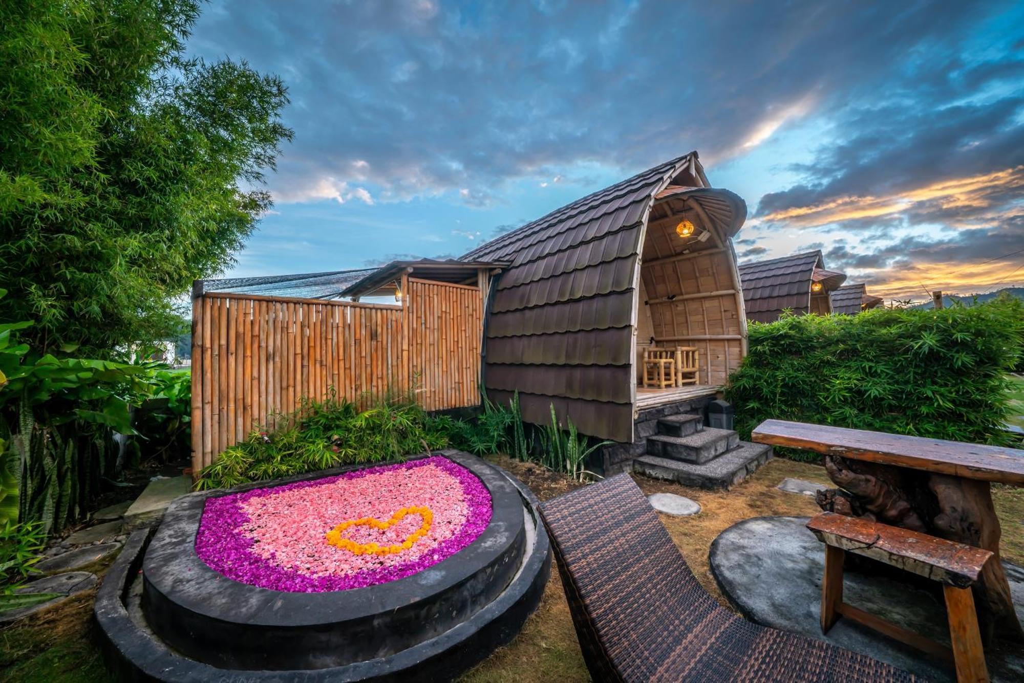 Tegal Bamboo Cottages & Private Hot Spring Baturaja  Eksteriør billede