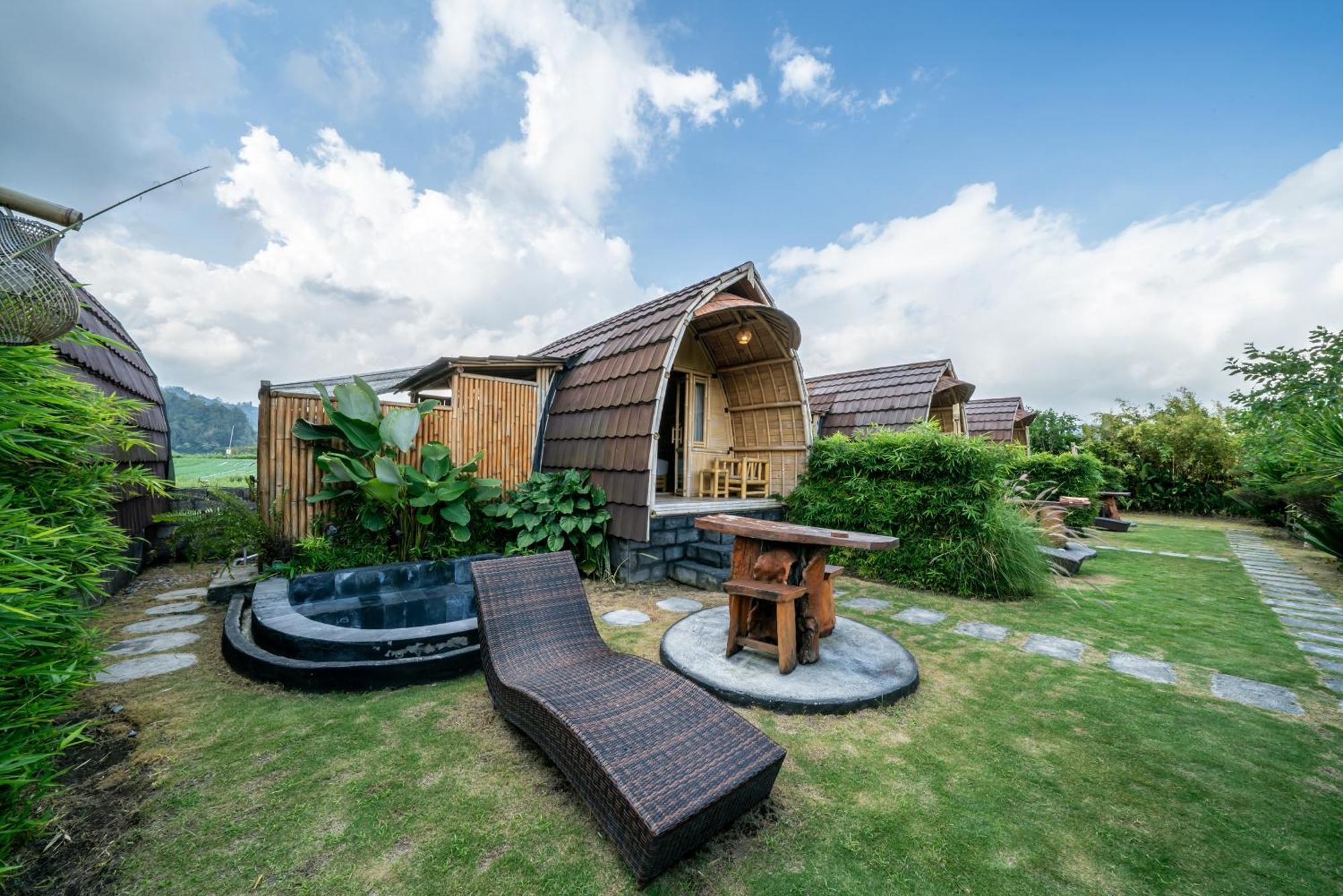 Tegal Bamboo Cottages & Private Hot Spring Baturaja  Eksteriør billede