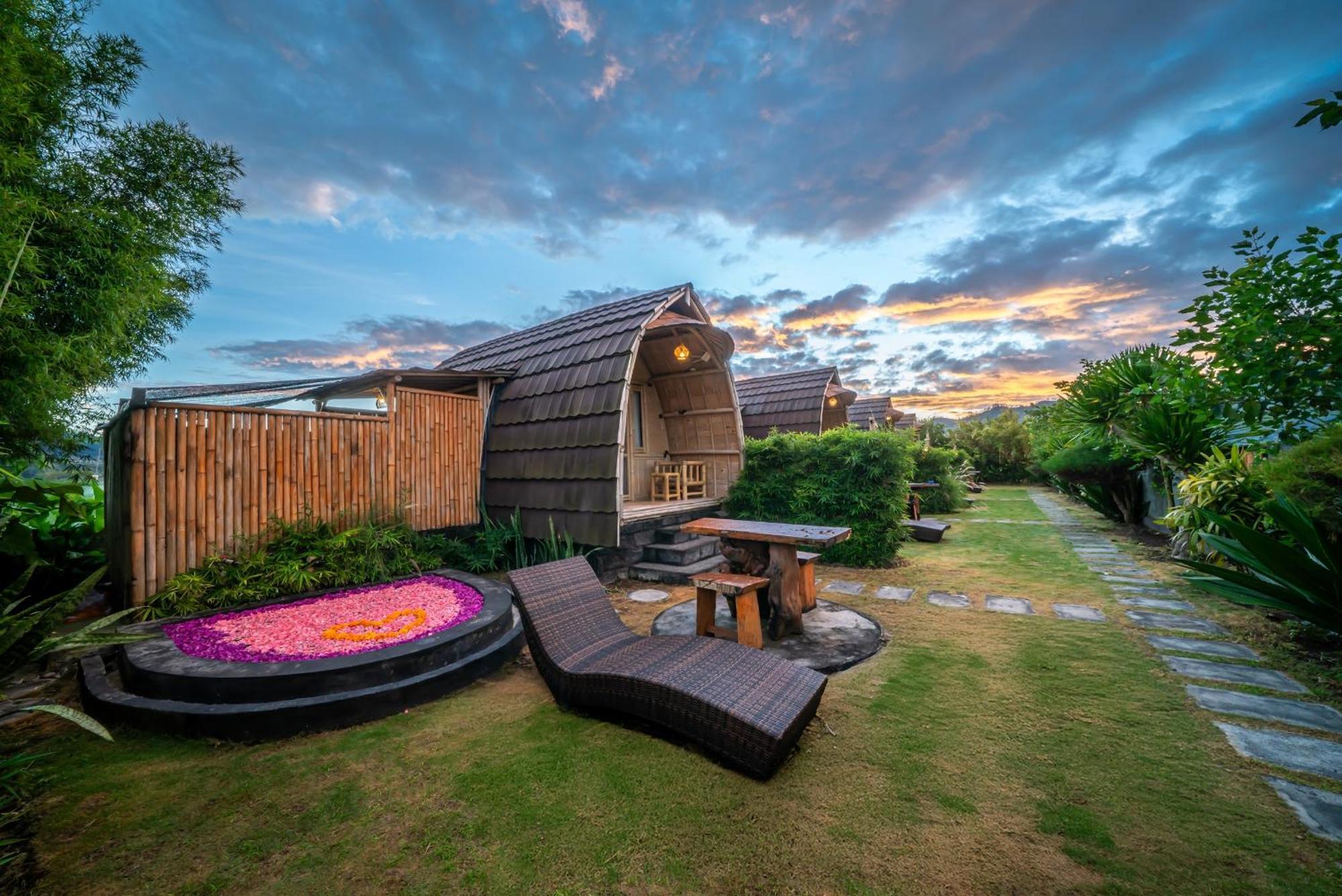Tegal Bamboo Cottages & Private Hot Spring Baturaja  Eksteriør billede
